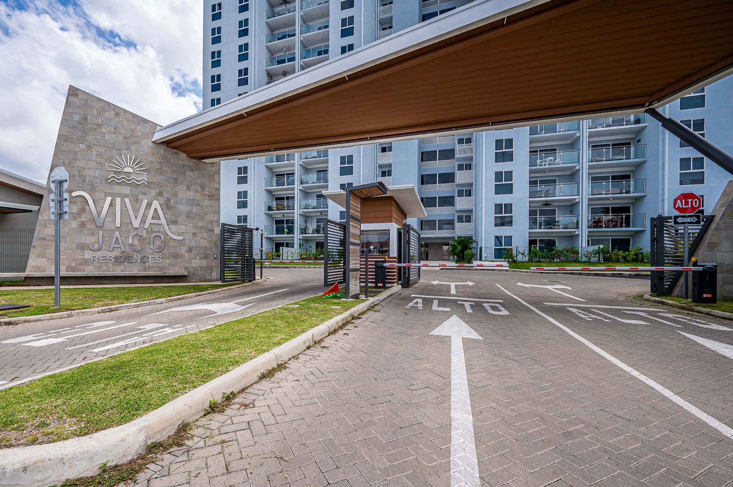 Entrance of the Viva Jaco building in Jacó, Costa Rica